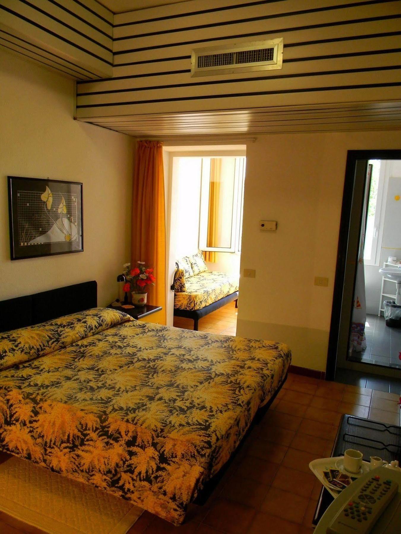 Hotel Nido D'Aquila La Maddalena  Buitenkant foto