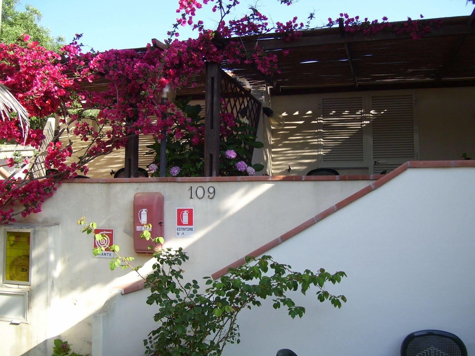 Hotel Nido D'Aquila La Maddalena  Buitenkant foto